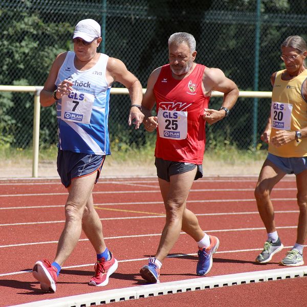 Georg Hauger (TV Bühlertal) vor Herbert Klaus (TV Kaufbeuren) und Helmut Prieler (SpVgg Niederaichbach)