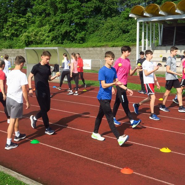 Sportliches Gehen zum Aufwärmen