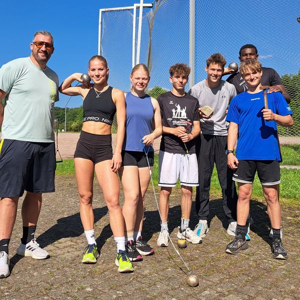 Die Wurftruppe präsentiert ihre Geräte